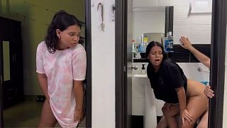 Espiando a Mi Hermana Gemela Follando En el Baño Con Su Ex