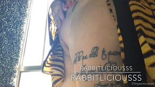 Rabbit Liciousss demuestra que tiene gran toto y culo grande