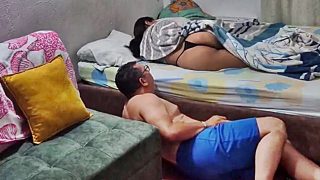 La Esposa lo Descubre Masturbandose frente a su Hijastra