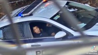 Pareja policial grabados masturbandose dentro del auto