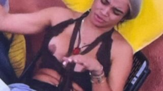 Se le sale una teta a Crusita en La Casa de Alofoke