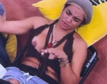 Se le sale una teta a Crusita en La Casa de Alofoke