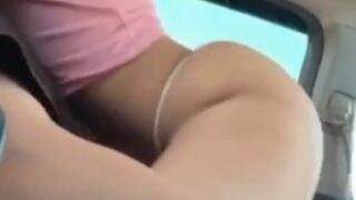 Junibelle singando se graba dentro del carro en el parqueo