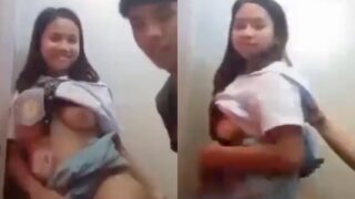 Se graba tirando un rapidín en el baño de la escuela