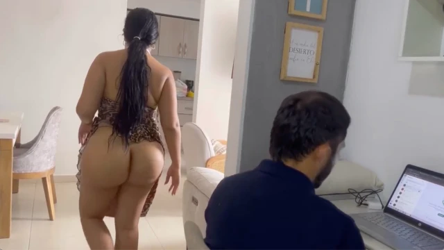 Empleada de servicio aprovecha para follar a su jefe