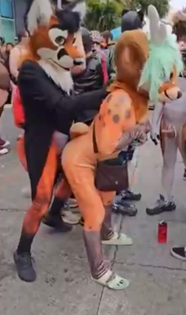 Therian culeando al aire libre