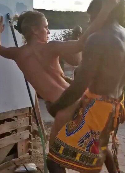 Gringa follada por un africano en publico