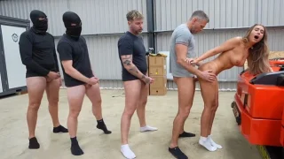 Lily Phillips adora la reuniones y esta ves fue de camioneros