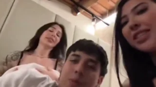 Aida Victoria Besandose con otra mujres frente a Westcol