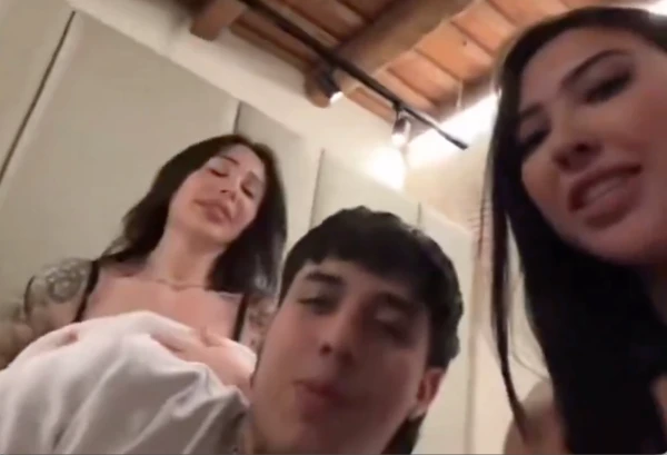Aida Victoria Besandose con otra mujres frente a Westcol