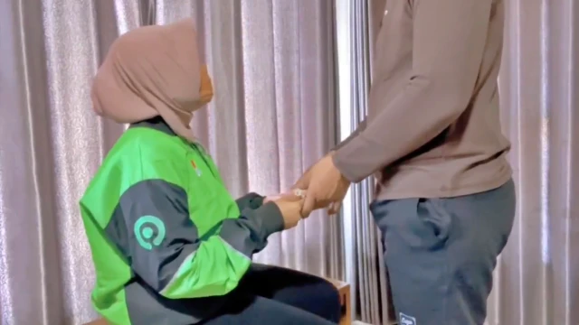 The delivery woman ends up convinced to make a video