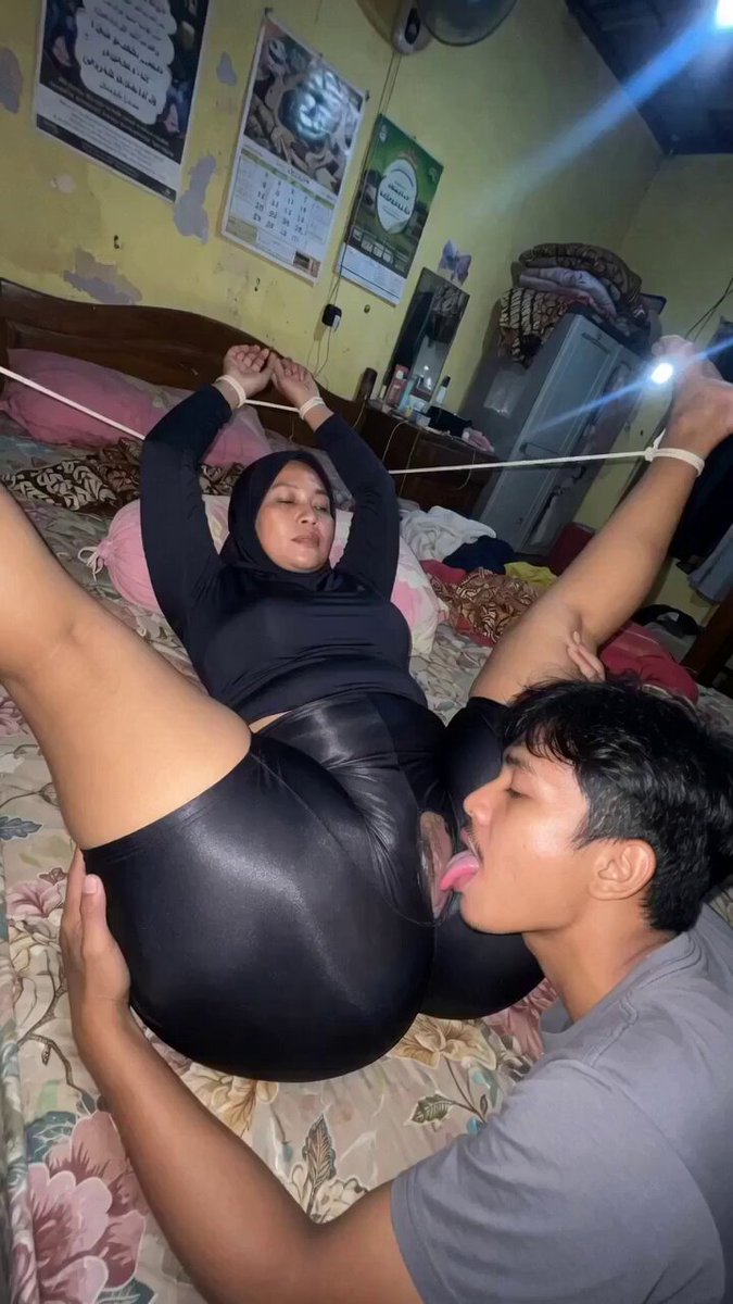 Sometida al placer y la lengua en su chocho