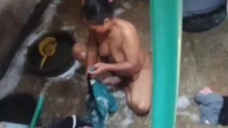 Ngintip ibu lagi nyuci bikin ngaceng