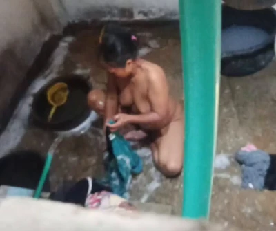 Ngintip ibu lagi nyuci bikin ngaceng