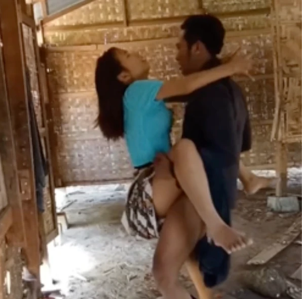 Quickly having sex in an abandoned house before we get discovered