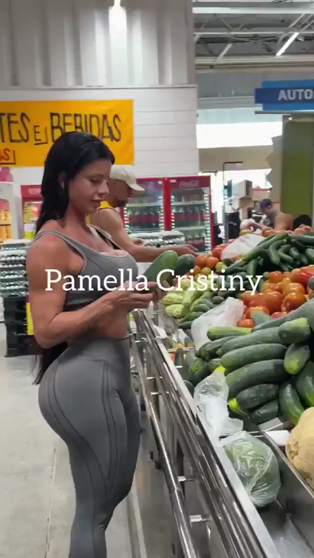 Ella vino a comprar un el Pepino más grande!