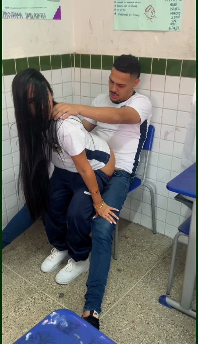 El profesor se coge con su alumna