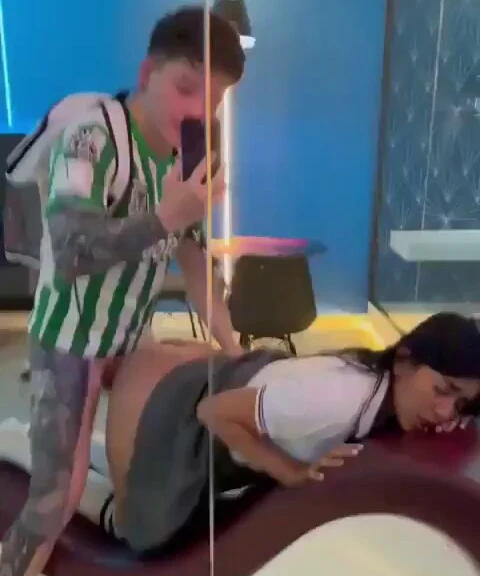 En vez de ir para la escuela se desvío para un motel a grabarse