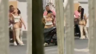 Borracha singando en la calle y no se dan cuento que lo grabaron