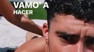 Bad Bunny desnudo en la playa siendo bronceado