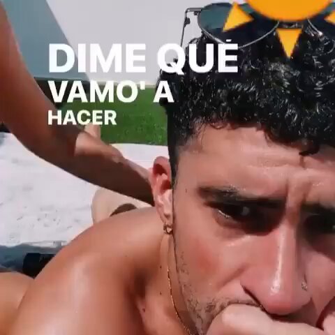 Bad Bunny desnudo en la playa siendo bronceado