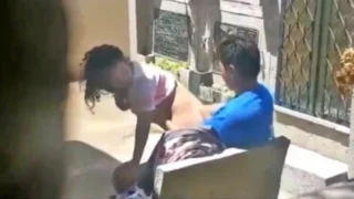 Graban a profesor culueando a una alumna en la escuela